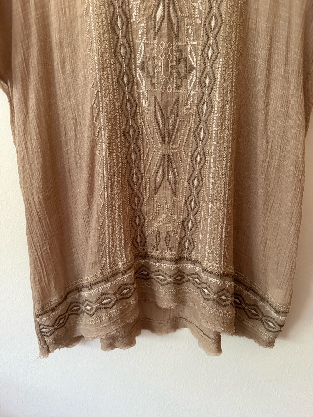 Monoreno Boho Embroidered Gauze Raw Hem Short Sleeve Scoop Neck Tee - Picture 4 of 10